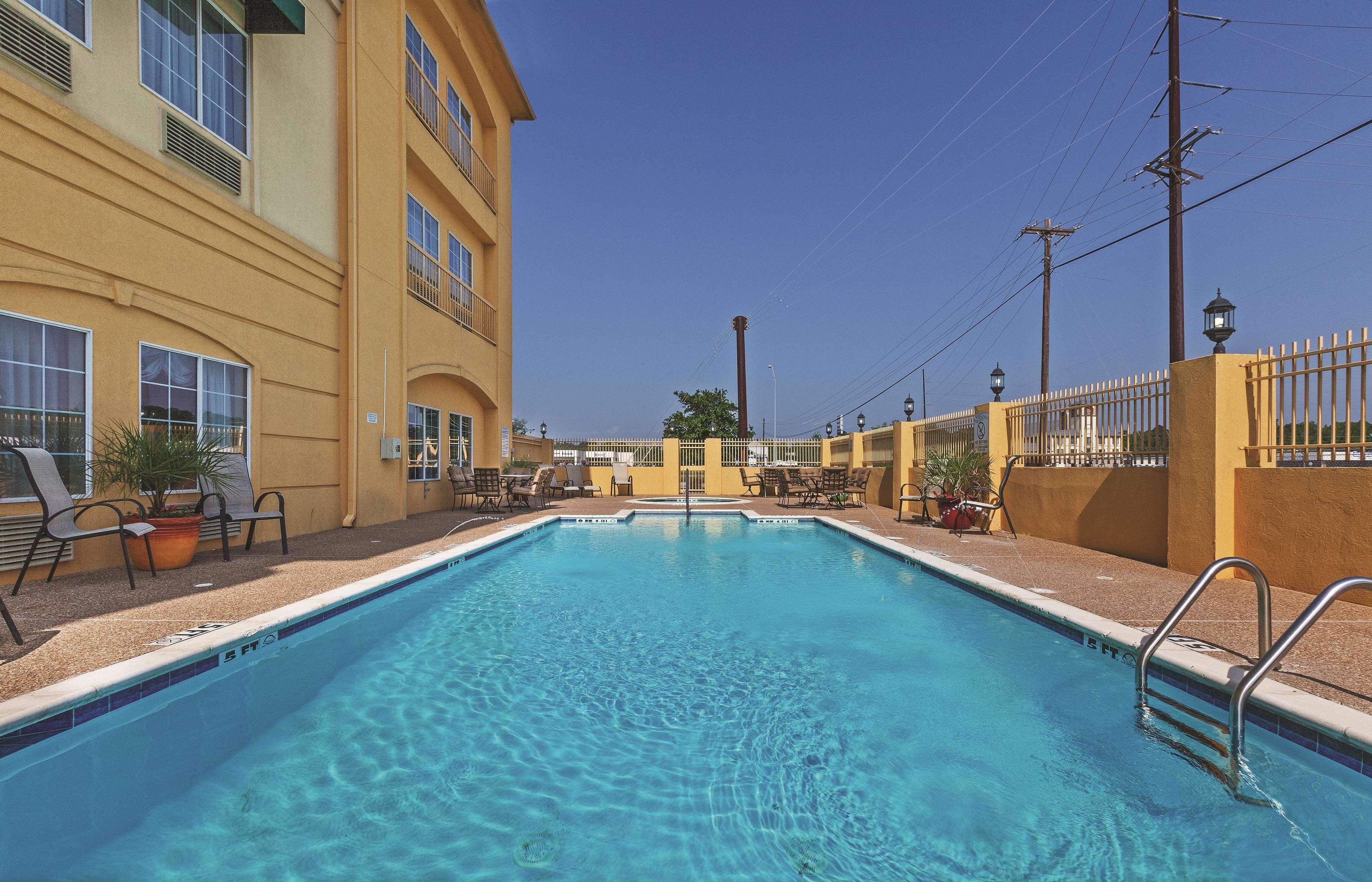 La Quinta By Wyndham Livingston Hotel Екстериор снимка