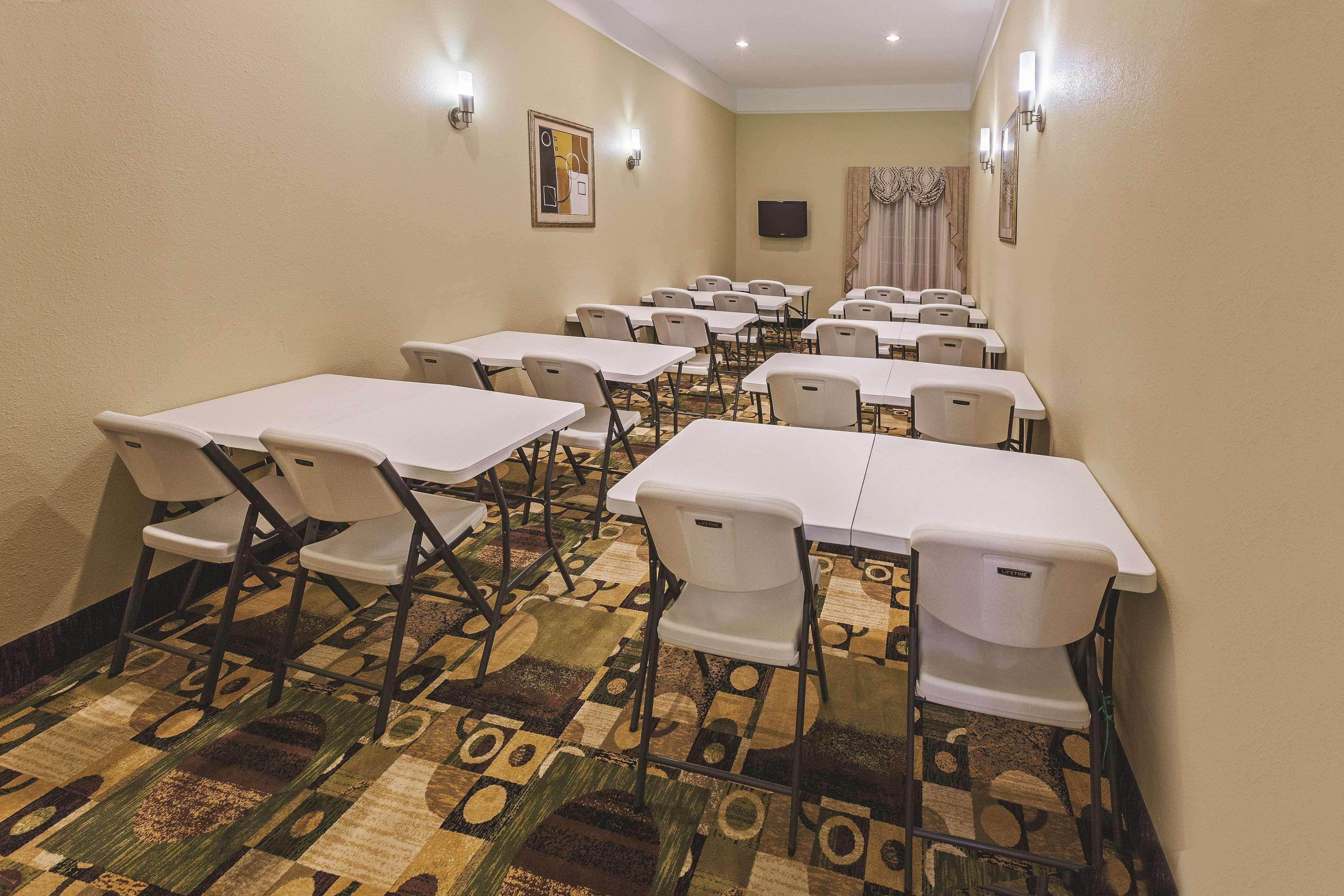 La Quinta By Wyndham Livingston Hotel Екстериор снимка